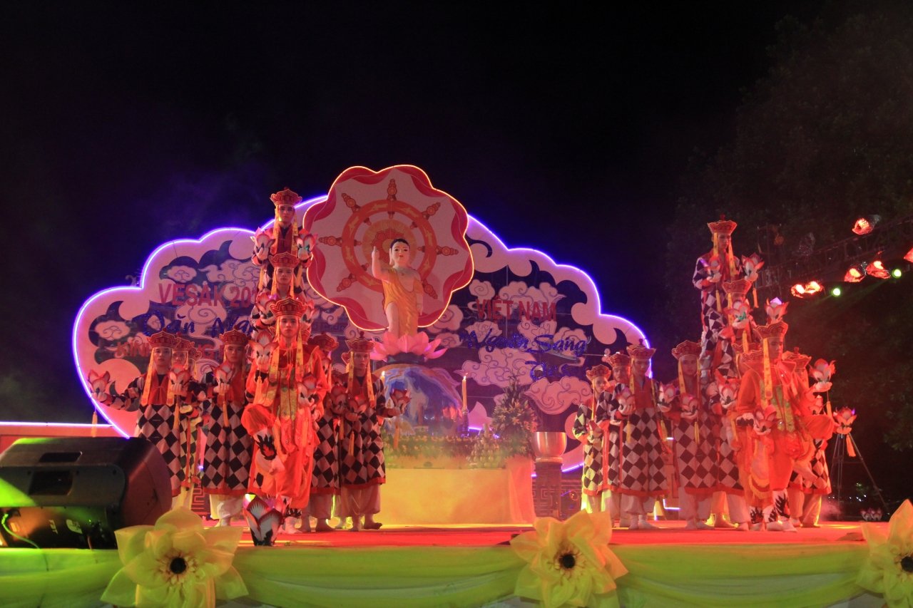 trang-nghiem-dai-le-vesak-vu-hoi-luc-cung-hoa-dang