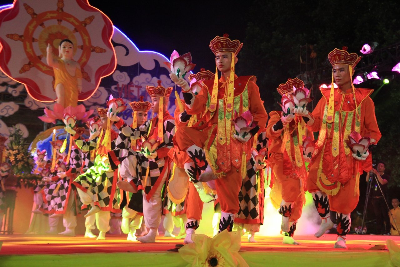 trang-nghiem-dai-le-vesak-vu-hoi-luc-cung-hoa-dang