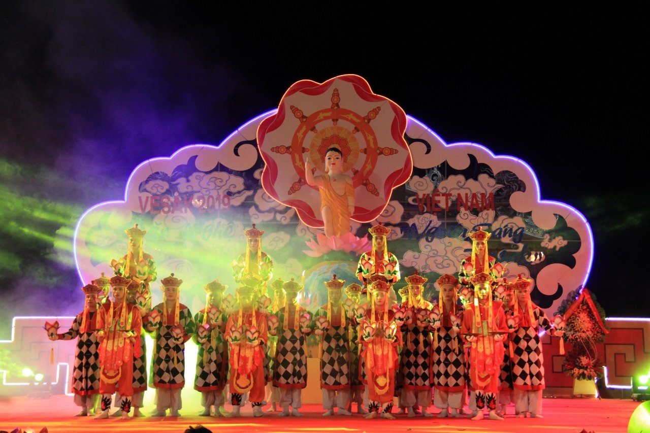trang-nghiem-dai-le-vesak-vu-hoi-luc-cung-hoa-dang