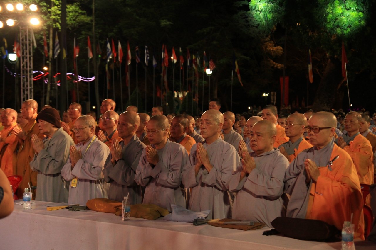 trang-nghiem-dai-le-vesak-vu-hoi-luc-cung-hoa-dang