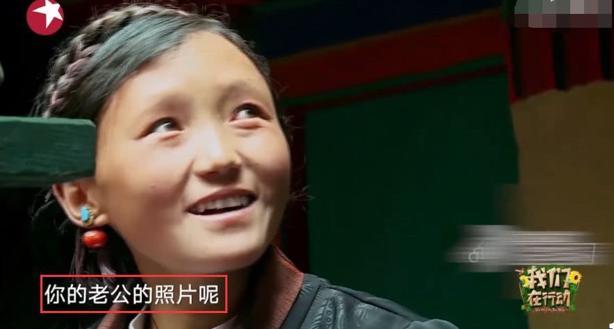 AngelaBaby có cuộc trò chuyện thân tình với một cô gái dân tộc thiểu số.