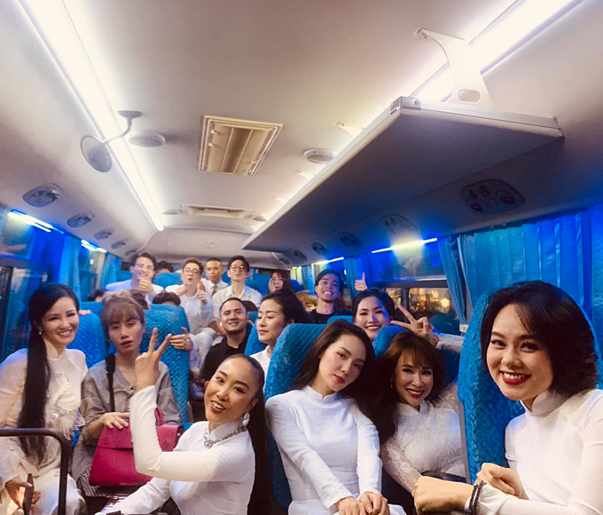 Ca sĩ Hồng Nhung cùng Đoan Trang, Uyên Linh, Phương Linh... và nhiều nghệ sĩ khác sau show diễn ở Quảng Bình. 