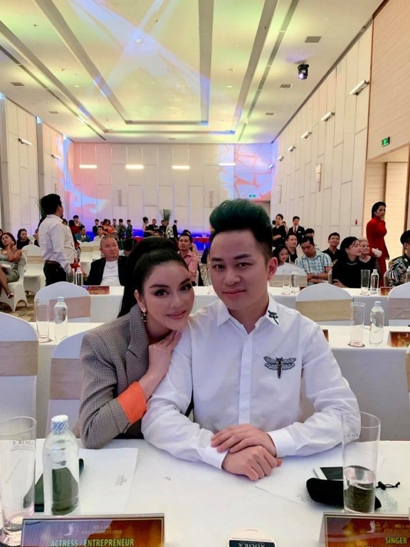 Ca sĩ Tùng Dương chia sẻ câu chuyện anh được Lý Nhã Kỳ xin làm bạn gái trong vòng 15 phút. Anh hài hước kể: 