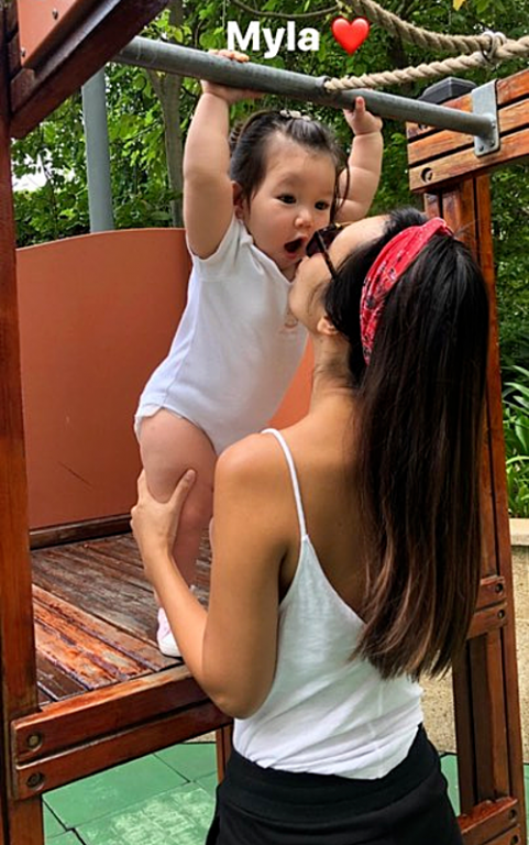 Biểu cảm đáng yêu của Myla - con gái siêu mẫu Hà Anh - khi được mẹ đưa ra ngoài chơi.