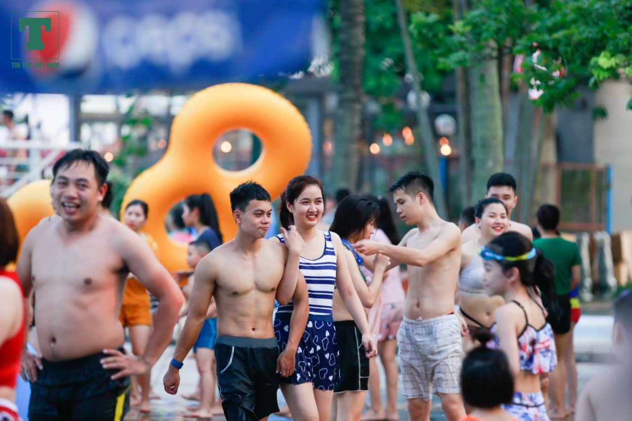 Dự báo thời tiết nắng nóng gay gắt sẽ duy trì hết tuần và sang tuần tới Hà Nội có thể đón những cơn mưa giải nhiệt vào đầu tuần.