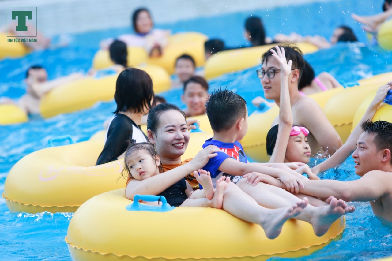 Hồ tạo sóng đông đúc, một trong những trò chơi hấp dẫn du khách tại công viên nước nổi tiếng nhất Hà Nội.