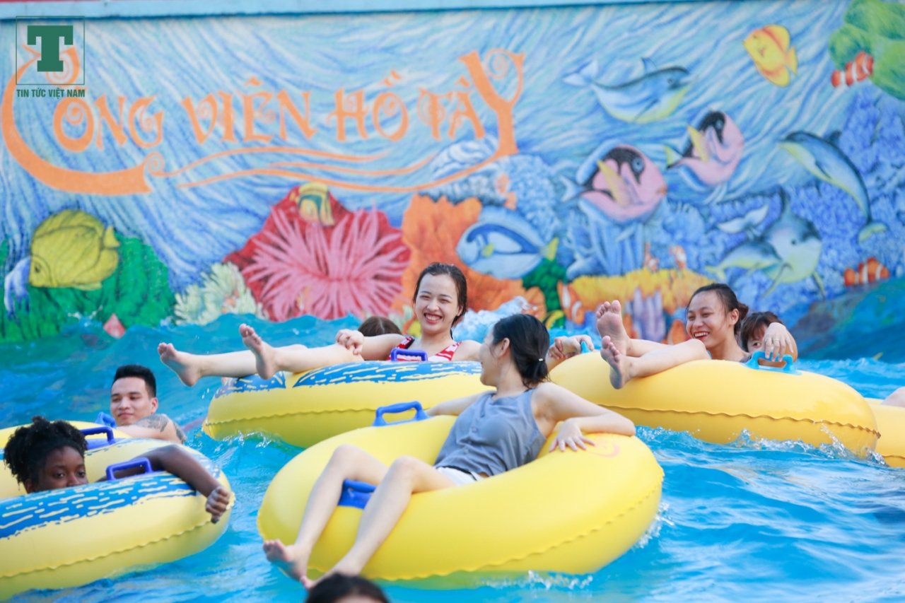 Cùng với cái nắng nóng cường độ cao, lượng tia cực tím đổ xuống Hà Nội những ngày qua cũng đang ở mức báo động, các chuyên gia cảnh báo chỉ nên ra khỏi nhà vào cuối buổi chiều.