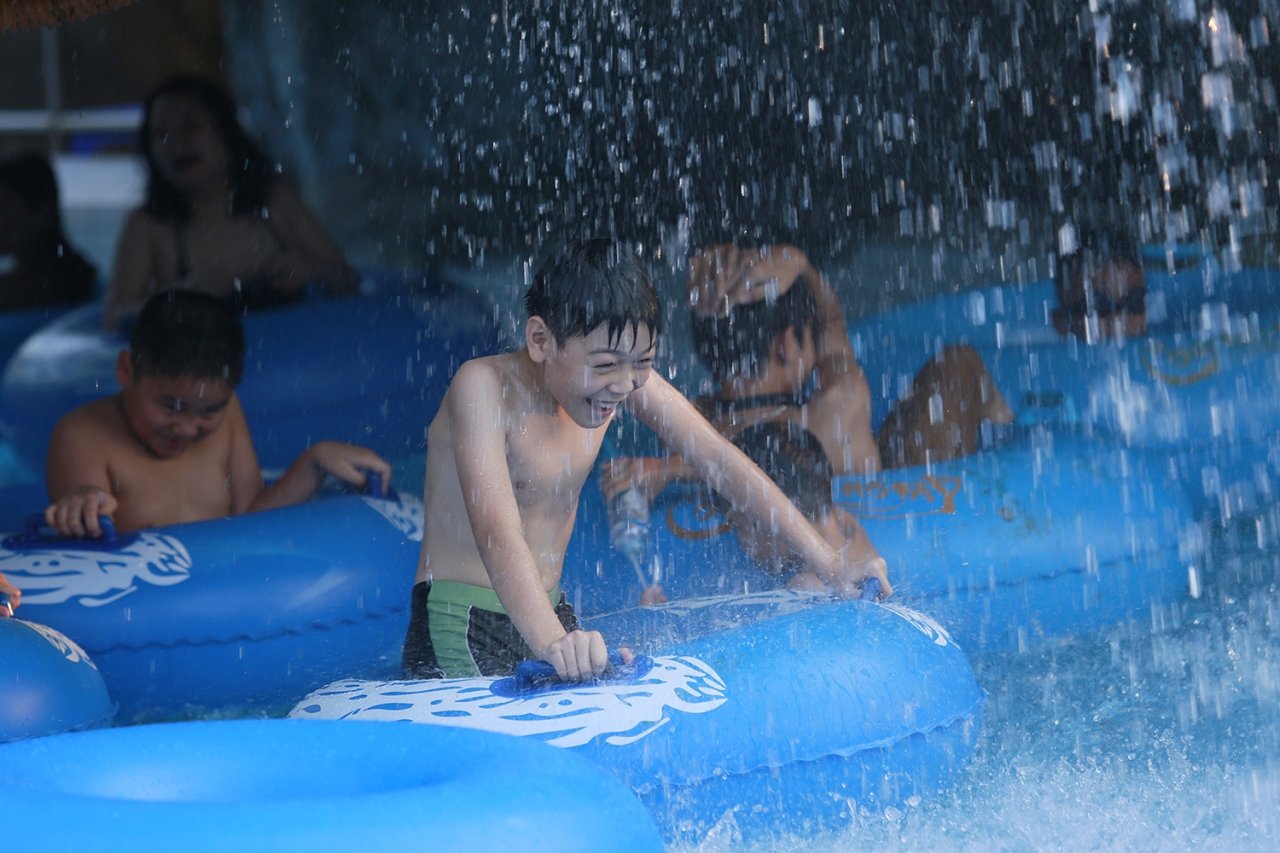 Dòng sông lười được nhiều người ưa thích bởi có thể nằm trên phao trôi theo dòng nước và qua thác nước mát lạnh.