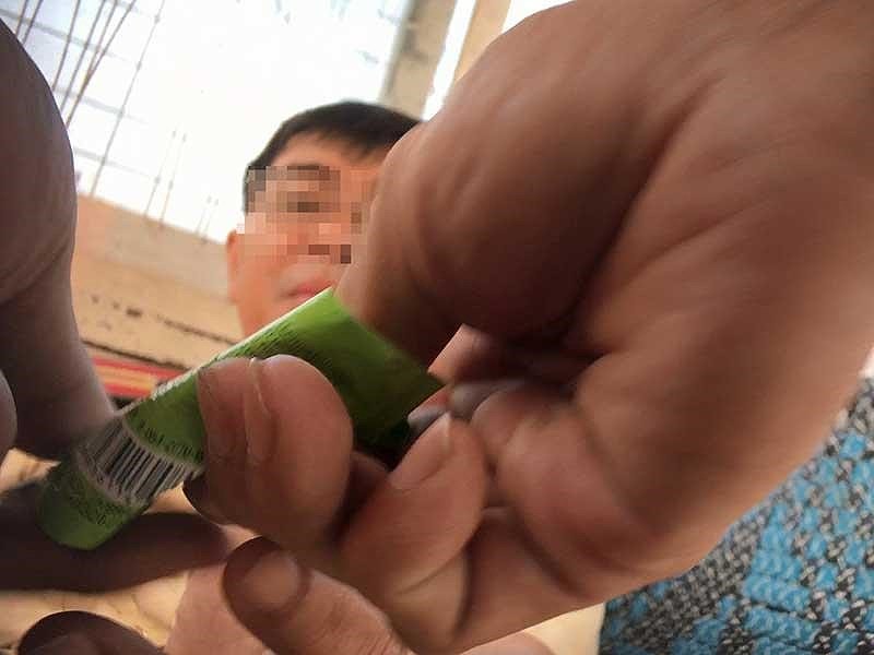 Vị CSGT thản nhiên nhận vỏ kẹo chewing gum có kẹp tiền bên trong. 