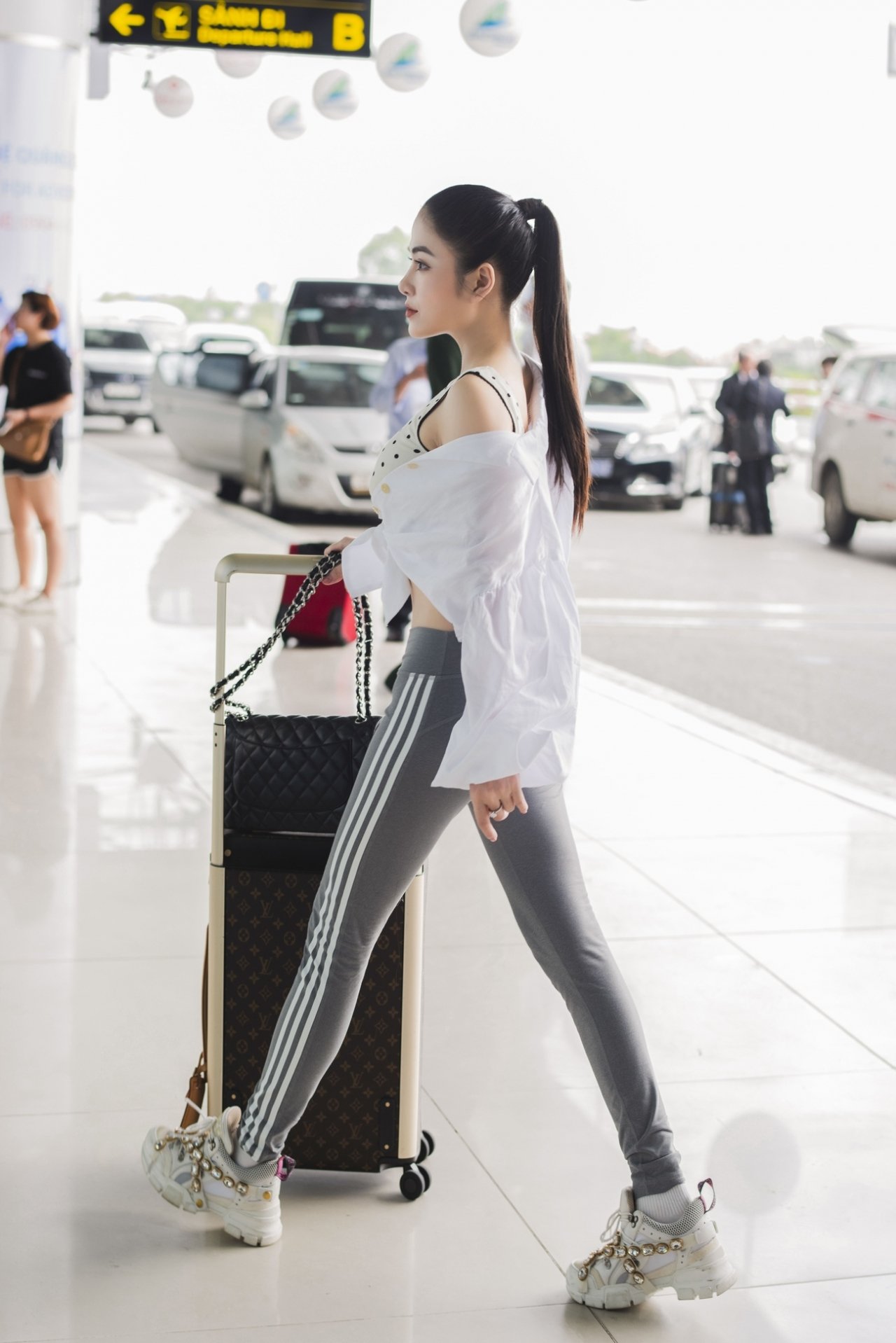 hoa-hau-tuyet-nga-khoe-than-hinh-chuan-tai-san-bay-len-duong-tham-du-lhp-cannes