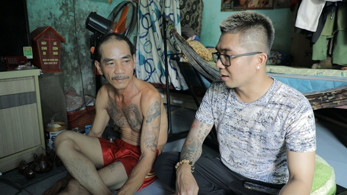 Nam ca sĩ vào nhà dân để phỏng vấn