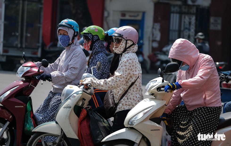  Nhiều người mặc kín mít khi ra đường - Ảnh: NAM TRẦN
