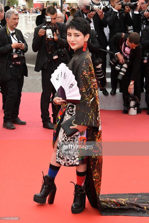 mac-ho-bao-dien-tro-lo-nghe-si-tq-dang-bien-cannes-thanh-cai-cho