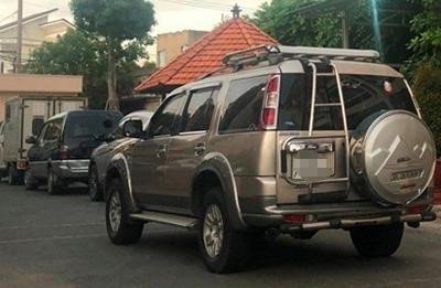 Chiếc xe 7 chỗ các nghi can dùng tẩu thoát bị chặn lại. Ảnh: CAND.