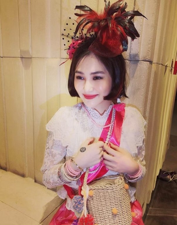 Hương Tràm đăng ảnh vui vẻ của bản thân và hài hước viết: