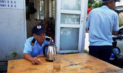 Các bảo vệ, nhân viên khách sạn ở khu dân cư Tiamo Phú Thịnh kể lại vụ việc phát hiện, chặn bắt 4 đối tượng.