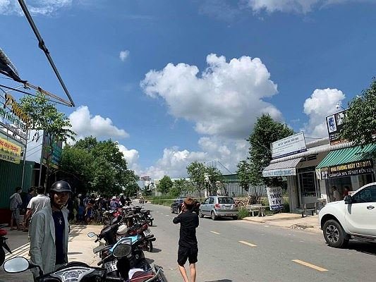 Căn nhà bị khám xét được cho là nhóm nghi can thuê ở cách hiện trường vụ án mạng hơn 10km (Ảnh Tiền Phong)