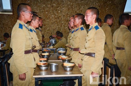 ngo-ngang-cach-an-mac-cua-tan-binh-quan-doi-mong-co