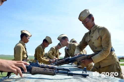 ngo-ngang-cach-an-mac-cua-tan-binh-quan-doi-mong-co