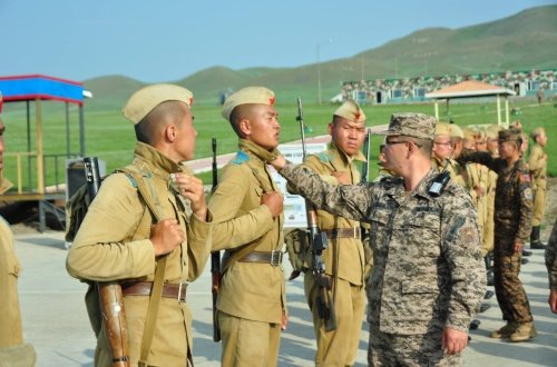 ngo-ngang-cach-an-mac-cua-tan-binh-quan-doi-mong-co