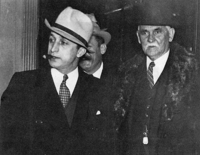 Ông John F. Condon (phải) đóng vai trò trung gian giữa bọn bắt cóc với gia đình nạn nhân.