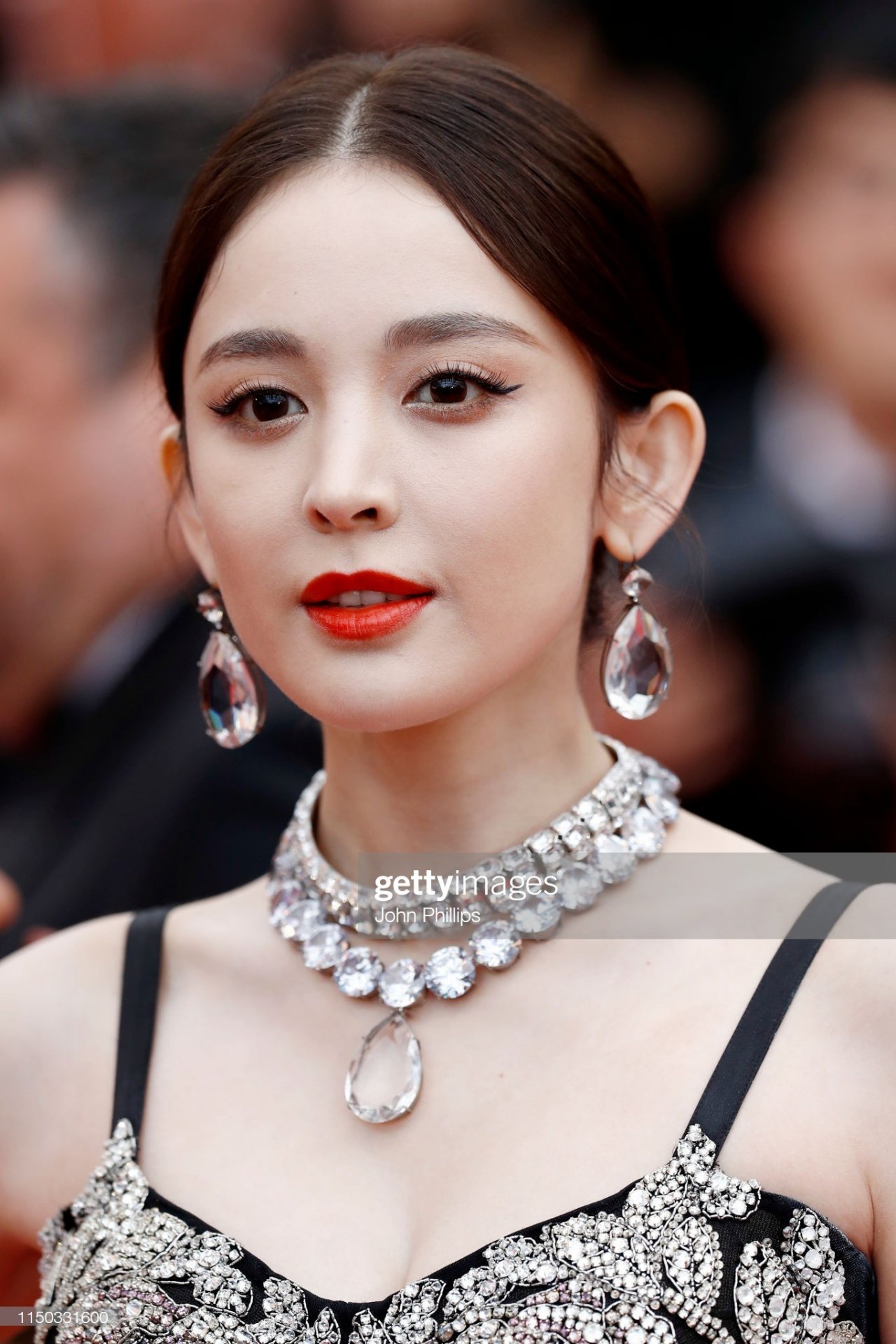 Phụ kiện cầu kì và sang trọng cũng góp phần khiến hình ảnh của mỹ nhân Tân Cương lung linh hơn.