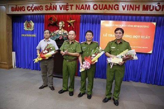 Khen thưởng Ban chuyên án điều tra vụ 2 thi thể giấu trong bê tông ở Bình Dương. Ảnh: Gia Đình và Xã Hội. 