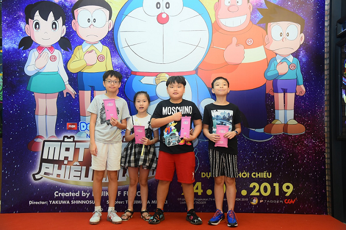 nhom-lon-xon-bon-chen-cung-cac-em-nho-xem-cong-chieu-phim-doraemon