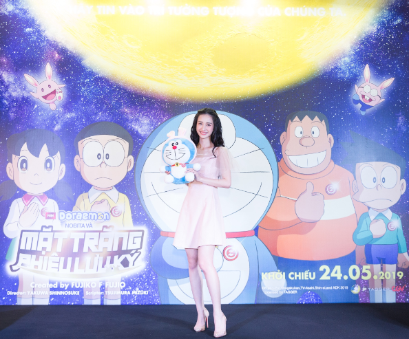 nhom-lon-xon-bon-chen-cung-cac-em-nho-xem-cong-chieu-phim-doraemon