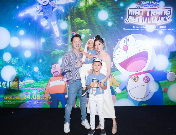 nhom-lon-xon-bon-chen-cung-cac-em-nho-xem-cong-chieu-phim-doraemon