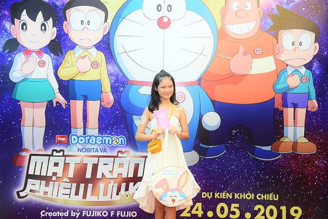 nhom-lon-xon-bon-chen-cung-cac-em-nho-xem-cong-chieu-phim-doraemon