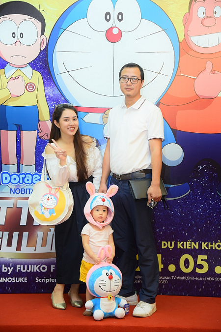 nhom-lon-xon-bon-chen-cung-cac-em-nho-xem-cong-chieu-phim-doraemon