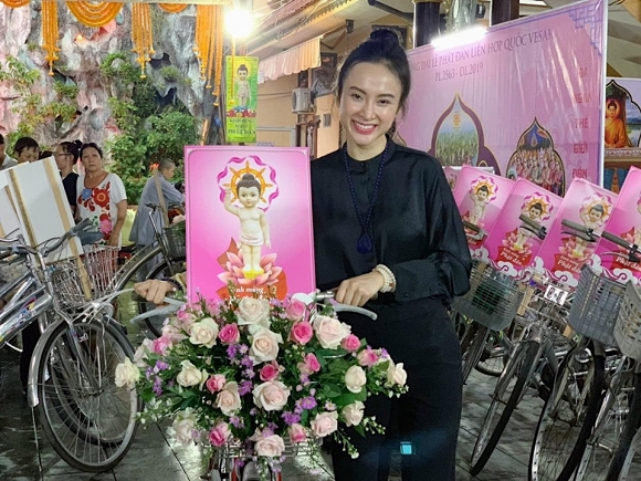 Angela Phương Trinh chăm chỉ làm từ thiện. 
