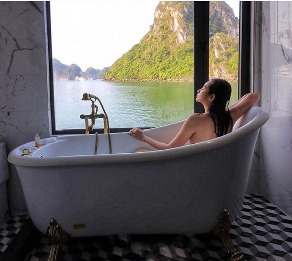 Trúc Diễm chia sẻ ảnh tắm bồn gợi cảm tại Vịnh Hạ Long. 
