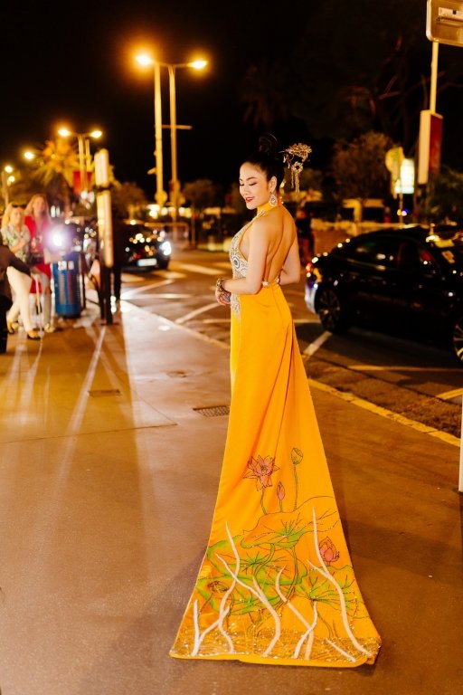 them-mot-nguoi-dep-viet-gay-nao-loan-tham-do-cannes