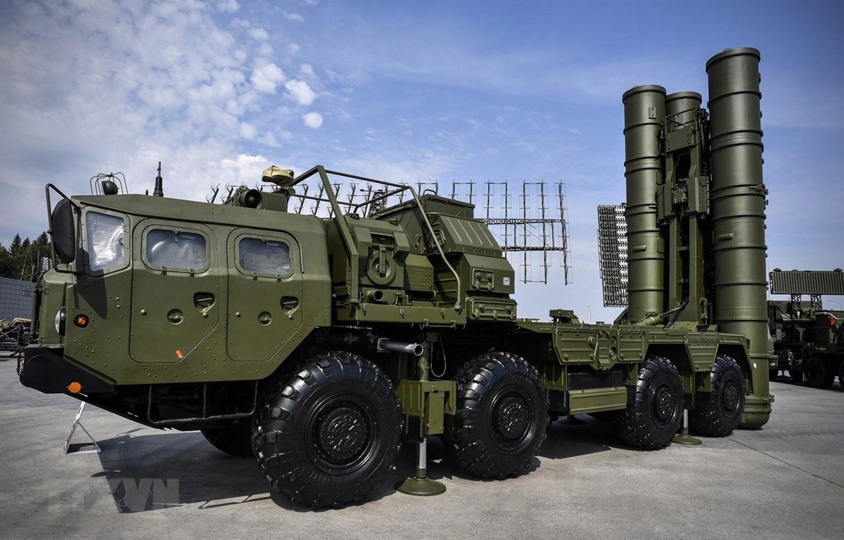 Tên lửa phòng không S-400 trưng bày tại Moskva, Nga, trong khuôn khổ Diễn đàn Kỹ thuật- Quân sự Quốc tế 2017. (Ảnh: AFP/TTXVN)