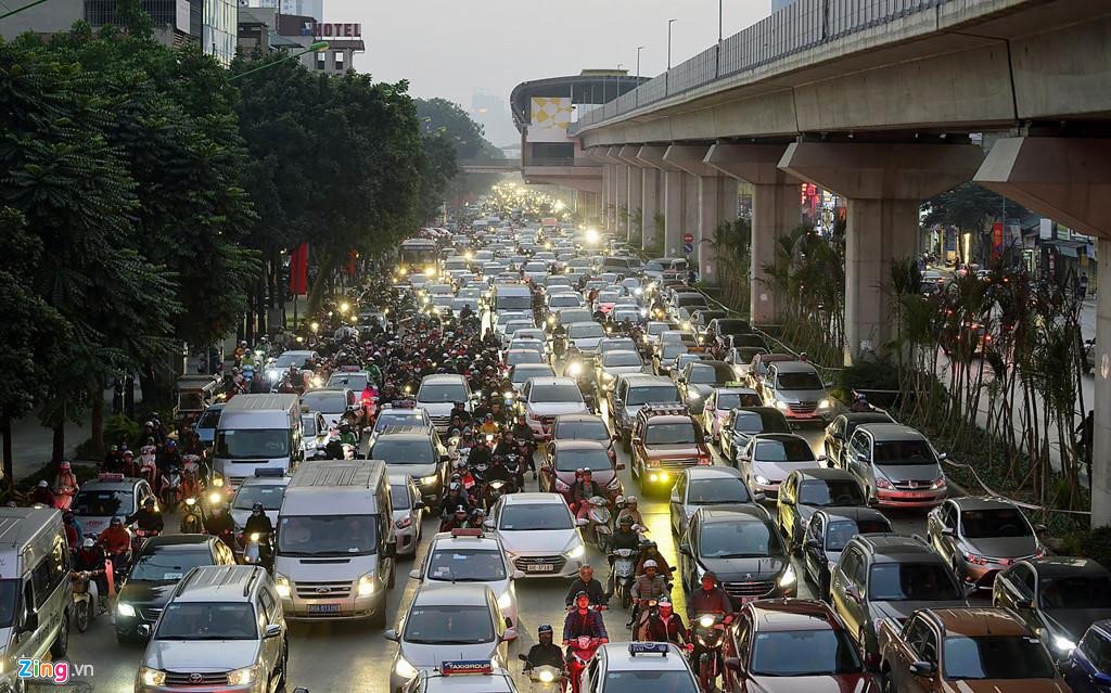 20 tòa chung cư chen chúc trên tuyến đường 720 m tại Hà Nội