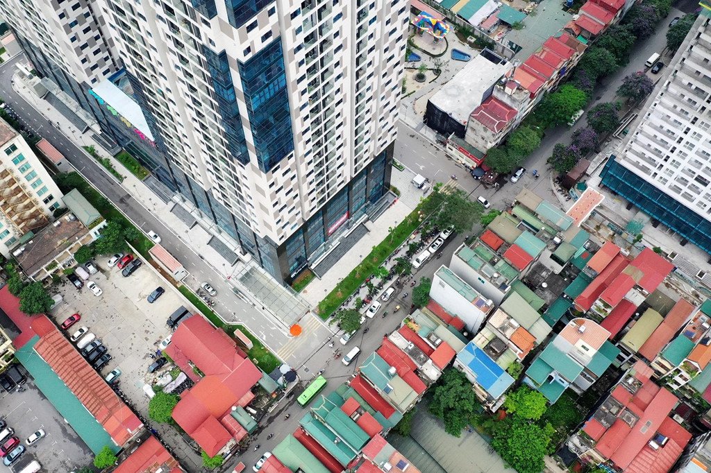 20 tòa chung cư chen chúc trên tuyến đường 720 m tại Hà Nội