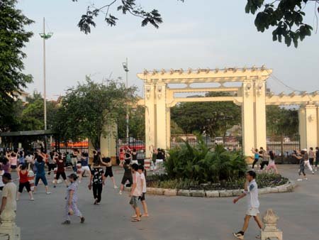 bai-xe-ngam-cong-vien-thong-nhat-gio-ra-sao