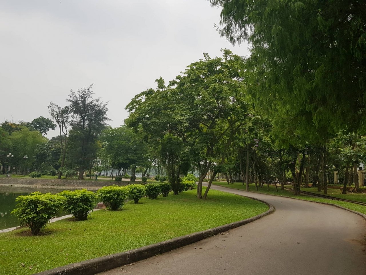 Vì vậy, đơn vị này đề xuất sử dụng móng 3 tầng hầm để làm bãi đỗ xe với quy mô tính toán khoảng 390 xe, phần đất trên mặt sẽ dành khoảng 7.500m2 trồng cây xanh, chỉ dành hơn 2.400m2 để làm sân đường giao thông và nhà điều hành.