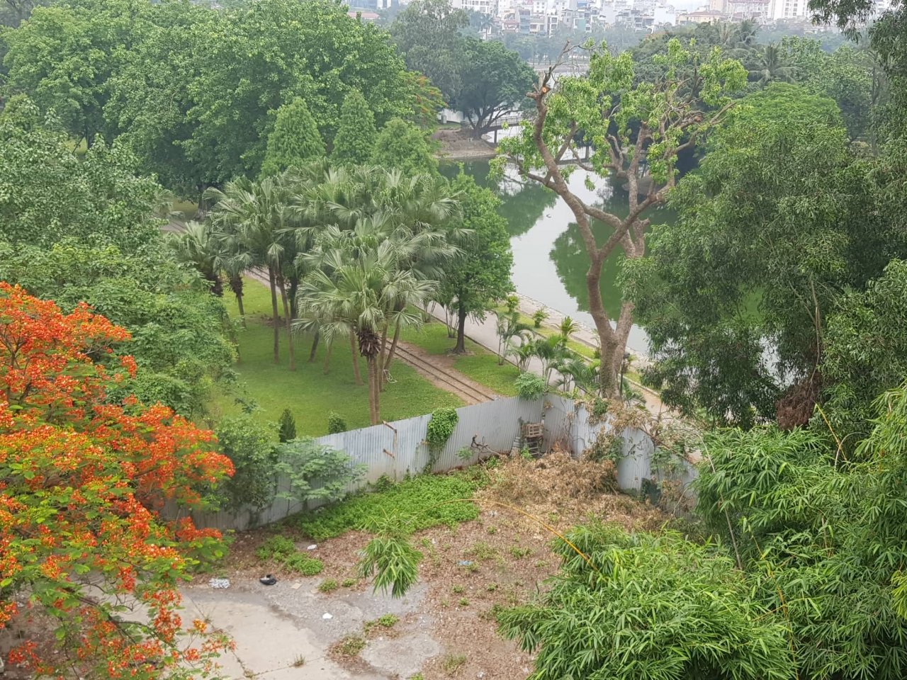 Toàn bộ phần móng 3 tầng hầm này nằm sâu 16m thuộc diện tích gần 10.000m2 của công viên Thống Nhất. Công ty khai thác điểm đỗ xe Hà Nội cho rằng, việc bỏ không phần móng 3 tầng hầm hiện nay là lãng phí, trong khi khu vực này đang thiếu bãi đỗ xe.