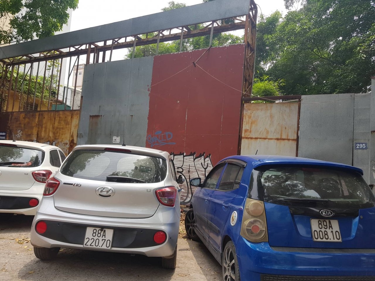 Tuy nhiên, theo chia sẻ của người dân xung quanh, khu vực này gần đây đã được đóng kín cổng và không còn các hoạt động trông giữ hay rửa xe.