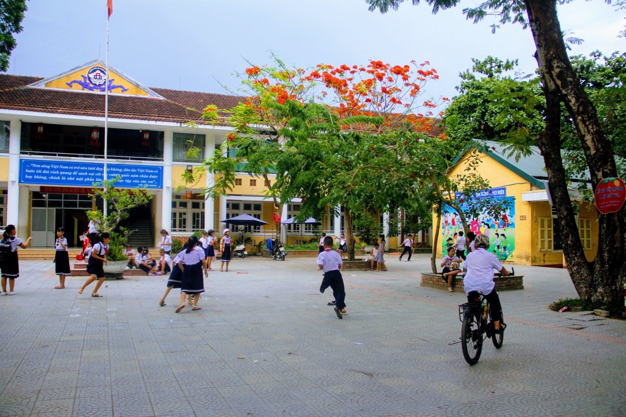 me-man-ngam-hoa-phuong-do-ruc-troi-co-do-hue