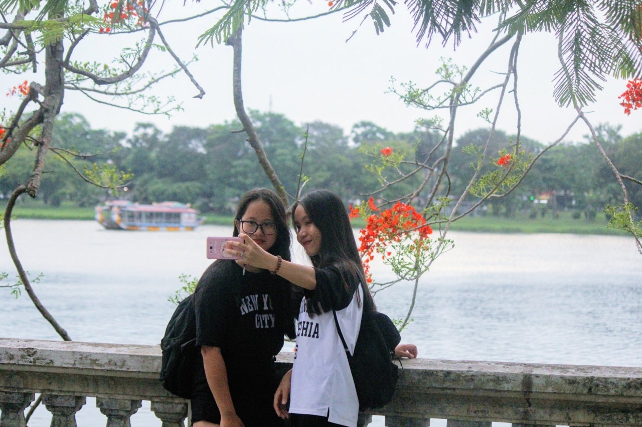 me-man-ngam-hoa-phuong-do-ruc-troi-co-do-hue