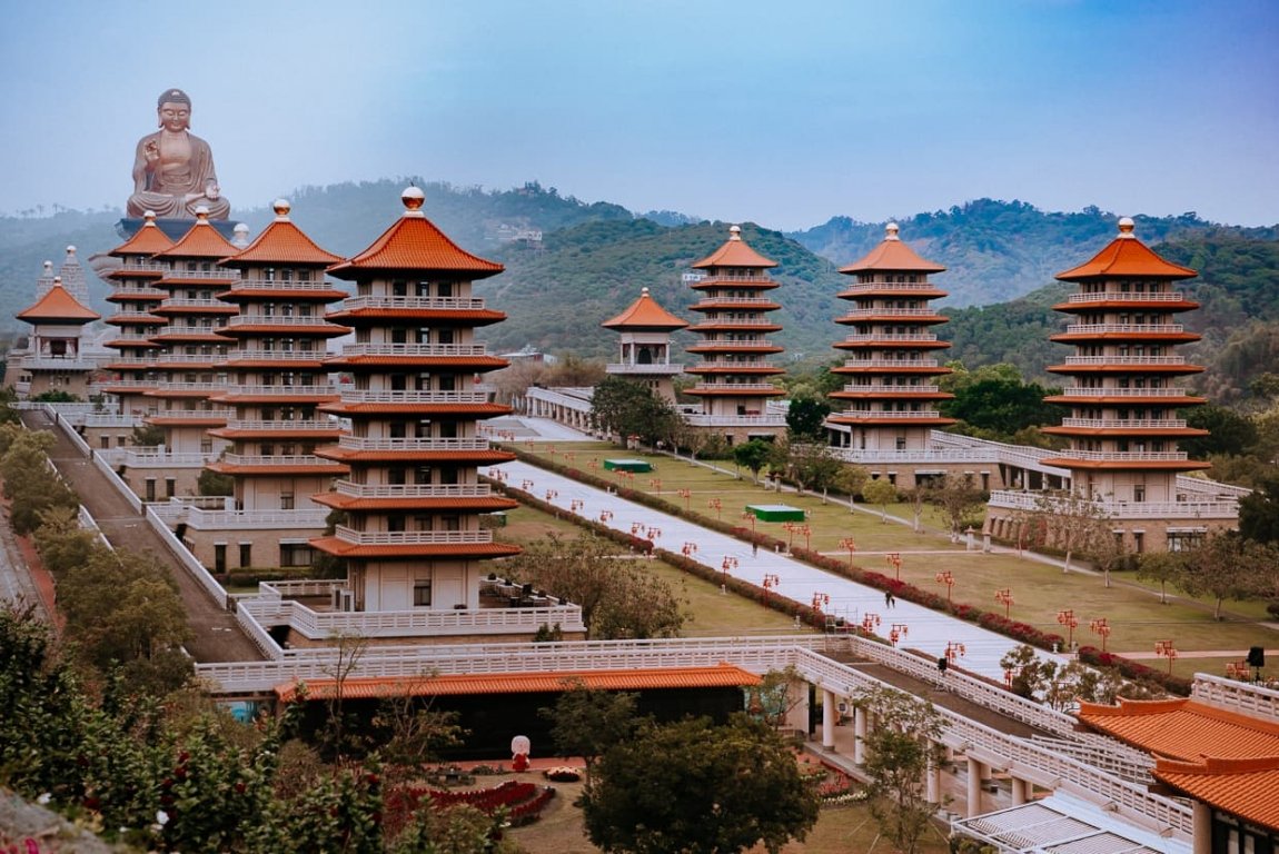 me-man-truoc-ve-dep-ky-vi-cua-phat-quang-son-xu-dai
