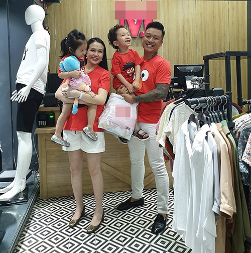 Tuấn Hưng đưa vợ con đi mua sắm