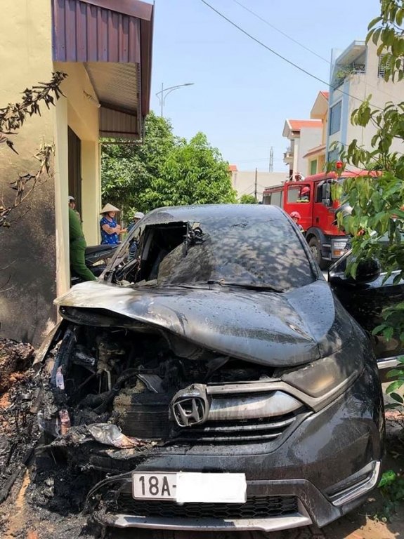 vu-honda-cr-v-bi-chay-o-nam-dinh-hang-cho-ky-thuat-vien-den-tim-hieu