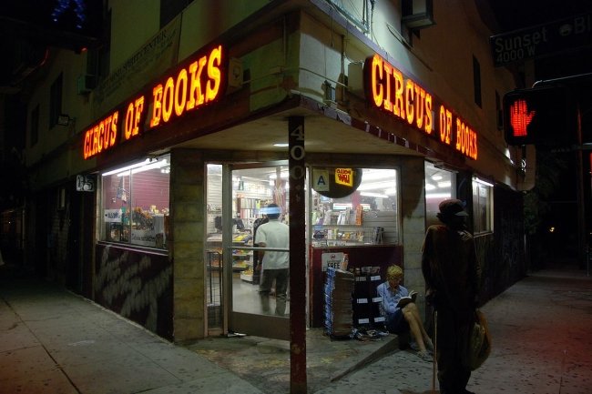 ben-trong-shop-do-choi-nguoi-lon-circus-of-books-mot-bieu-tuong-van-hoa-lgbt-doc-dao-tai-my