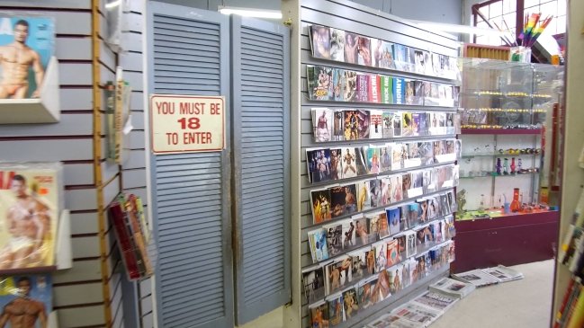 ben-trong-shop-do-choi-nguoi-lon-circus-of-books-mot-bieu-tuong-van-hoa-lgbt-doc-dao-tai-my