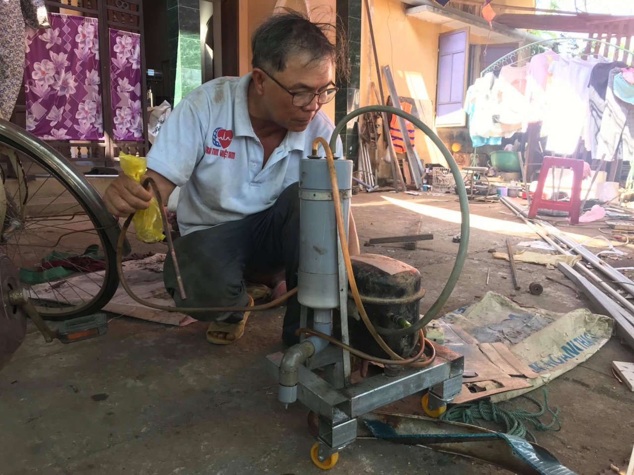 chiec-xe-dap-nuoc-cua-ong-lao-pho-hoi-khien-nhieu-nguoi-sung-sot